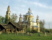 Gerne zelte ich mit Blick auf eine Kirche