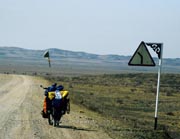 Sogar die Stra&szuml;enschilder sind in der Steppe wundersch&ouml;n